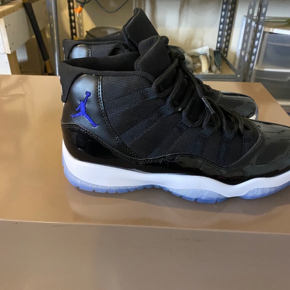 Jordan 11’s  Space Jam retros main image 4
